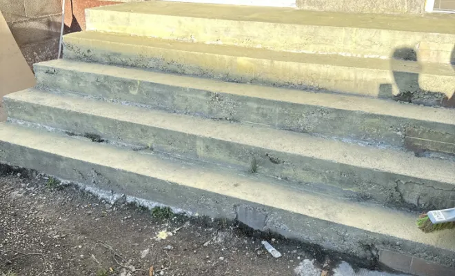 Les travaux ont débuté par une préparation soignée du support, avec l’application d’une première couche d’enduit spécifique pour escalier afin d’obtenir une surface parfaitement plane et adaptée à la pose.