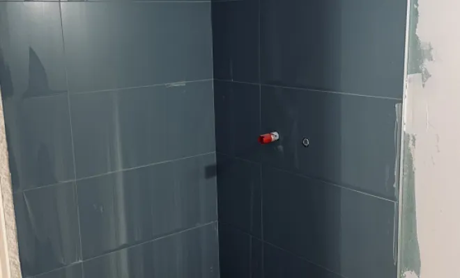 Pose de faïence – Salle de bain  Pour cette réalisation, nous avons effectué la pose d’une faïence murale avec une attention particulière portée aux détails et à la précision.  Chaque carreau a été posé avec soin afin d’obtenir un alignement parfait et une finition élégante. La préparation du support, la précision de la pose et la qualité des finitions permettent d’obtenir un résultat à la fois esthétique, durable et parfaitement adapté à une salle de bain.  Ce travail met en valeur la faïence et apporte un