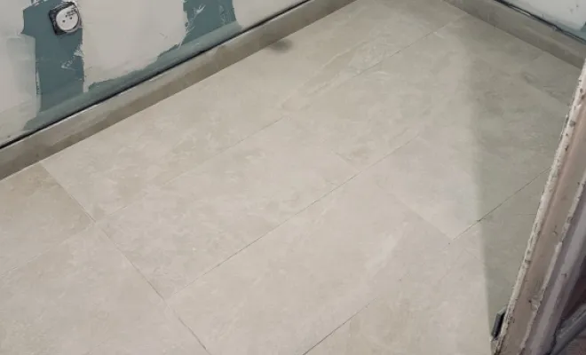 Pour cette réalisation, le sol a été préparé avec soin afin d’assurer une base parfaitement plane et stable. Le carrelage a ensuite été posé avec précision, dans le respect des alignements et des finitions, pour offrir un rendu élégant et harmonieux.